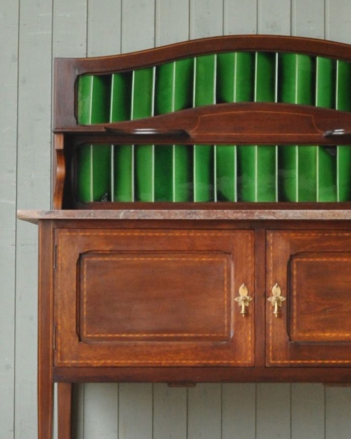 アンティークのキャビネット アンティーク家具 グリーンのタイルが素敵なウォッシュスタンド(洗面台)、アンティーク英国家具。タイルと天然大理石の贅沢コラボ洗面器を置いて顔を洗って、引き出しからタオルを・・・そんな風に使われていた家具の天板には、水がこぼれてもいいように天然大理石とタイルの贅沢な素材が使われています。(k-1557-f)