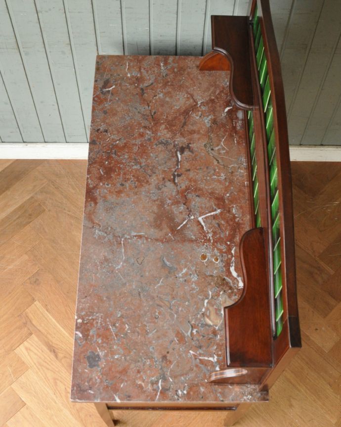 アンティークのキャビネット アンティーク家具 グリーンのタイルが素敵なウォッシュスタンド(洗面台)、アンティーク英国家具。天然の大理石が使われた贅沢な天板やっぱり天然の大理石はいつの時代も女性の憧れ。(k-1557-f)