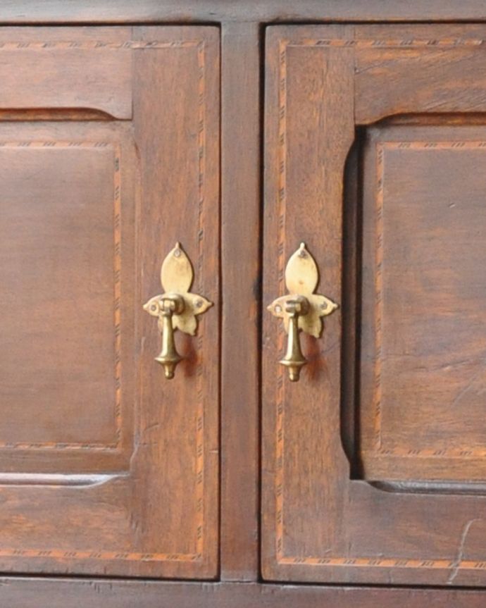 アンティークのキャビネット アンティーク家具 グリーンのタイルが素敵なウォッシュスタンド(洗面台)、アンティーク英国家具。開ける度になんだかワクワク引き出しの取っ手も可愛いデザイン。(k-1557-f)