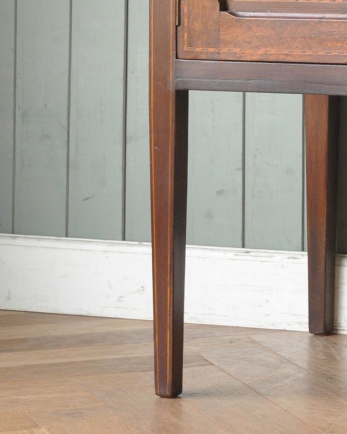 アンティークのキャビネット アンティーク家具 グリーンのタイルが素敵なウォッシュスタンド(洗面台)、アンティーク英国家具。女性1人でラクラク運べちゃうんですHandleのアンティークは、脚の裏にフェルトキーパーをお付けしています。(k-1557-f)