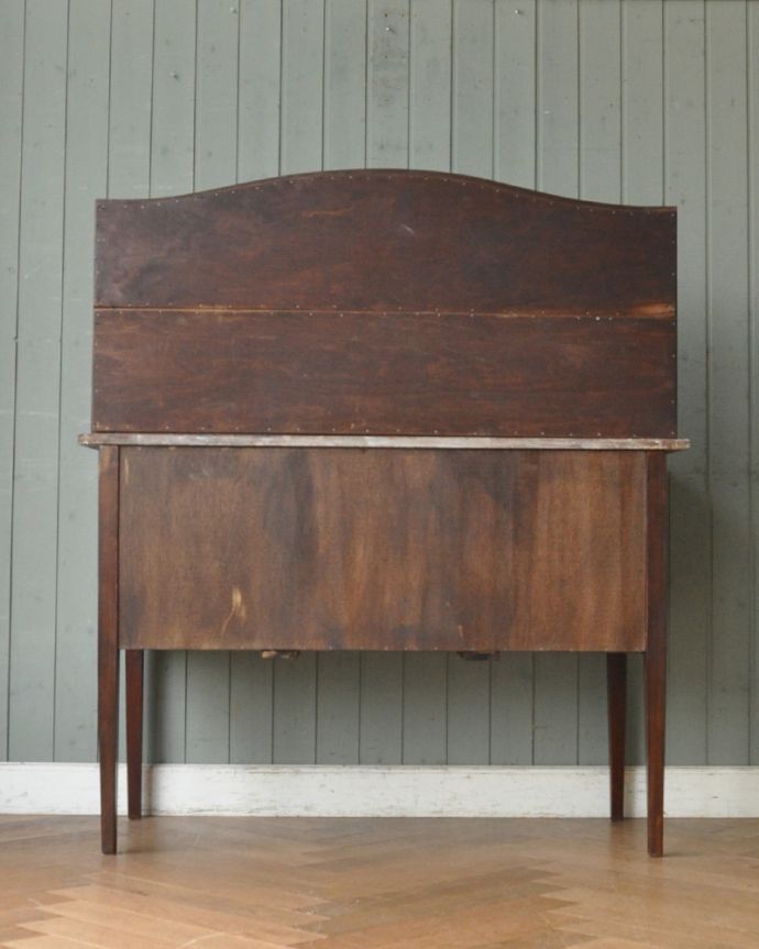 アンティークのキャビネット アンティーク家具 グリーンのタイルが素敵なウォッシュスタンド(洗面台)、アンティーク英国家具。後ろ姿にも自信がありますアンティークは新品ではないので、経年変化によるキズはありますが、専門の職人がキレイにお直しをしているので、後姿までキレイです。(k-1557-f)