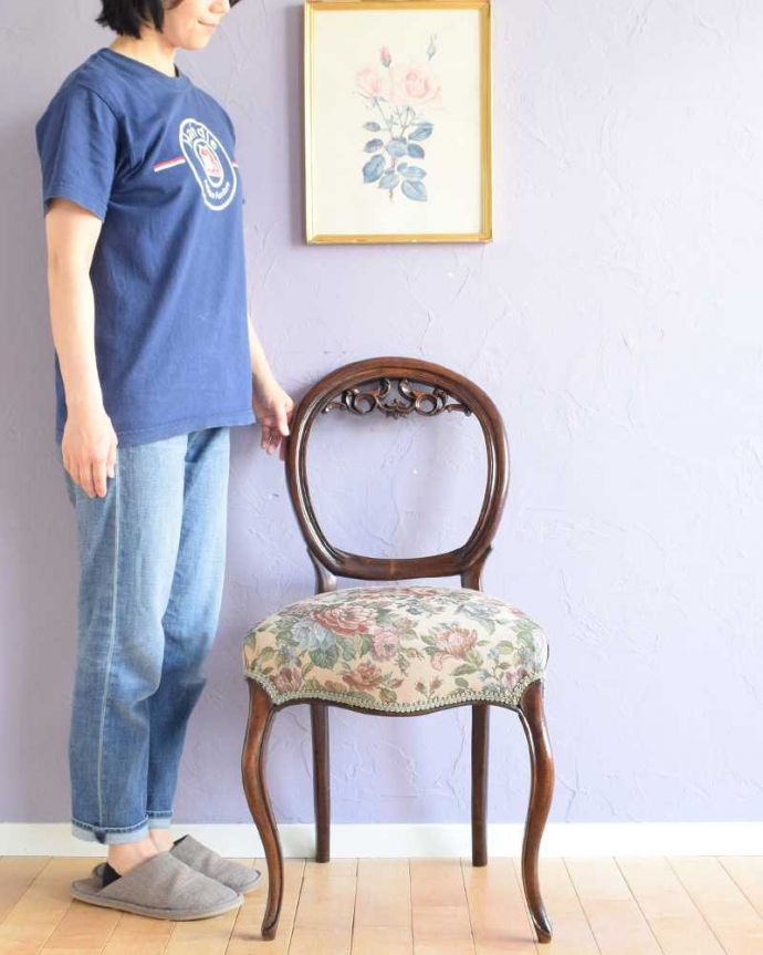 アンティークのバルーンバックチェア