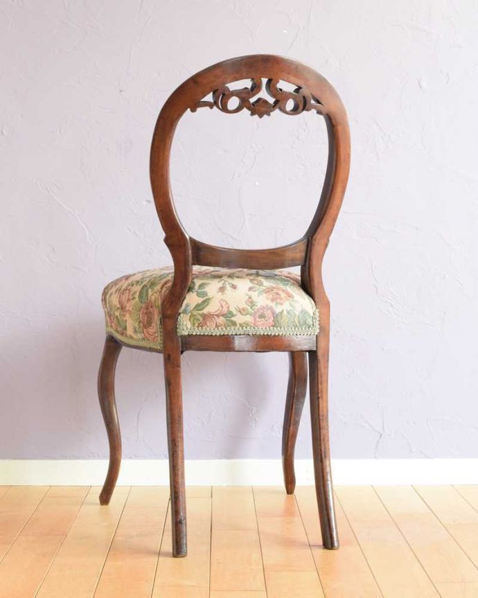 アンティークのサロンチェアの後ろ姿