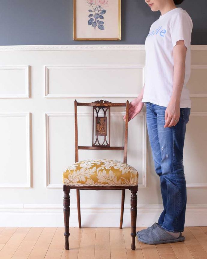 サロンチェア アンティーク チェア 美しい象嵌が気品溢れるアンティークのインレイドチェア。「見る」だけで幸せになるアンティークの椅子最高級のアンティークチェアは、座って使う楽しみ以外に目で見て楽しめます。(k-1560-c)