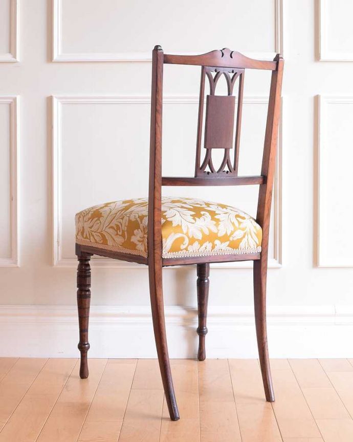 サロンチェア アンティーク チェア 美しい象嵌が気品溢れるアンティークのインレイドチェア。後ろ姿も上品です並べた時に後ろから見ることも多い椅子。(k-1560-c)