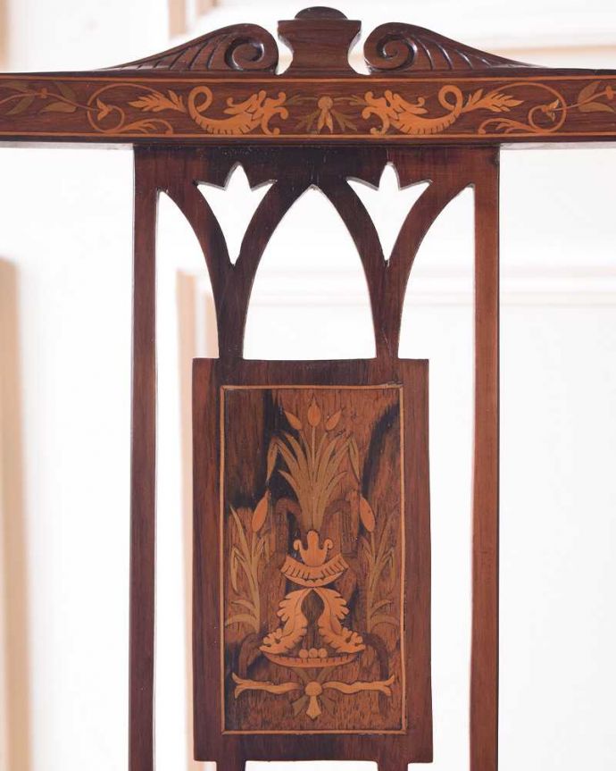 サロンチェア アンティーク チェア 美しい象嵌が気品溢れるアンティークのインレイドチェア。華やかな象嵌の模様木を組み合わせることで作る象嵌で描かれた模様。(k-1560-c)