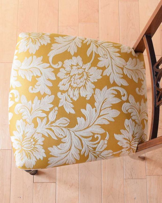 サロンチェア アンティーク チェア 美しい象嵌が気品溢れるアンティークのインレイドチェア。座面を上から見るとこんな感じ座面は布貼りなので、長時間座っても疲れません。(k-1560-c)