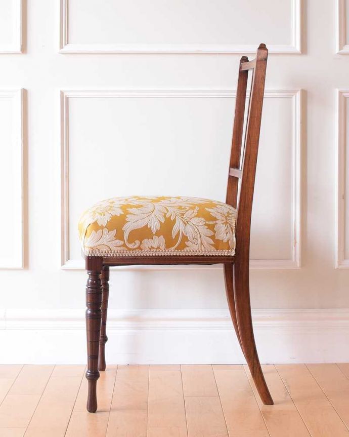 サロンチェア アンティーク チェア 美しい象嵌が気品溢れるアンティークのインレイドチェア。横から見ても優雅な立ち姿もちろん、横から見た姿も優雅で美しいんです。(k-1560-c)