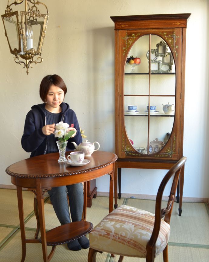 アンティークのキャビネット アンティーク家具 リボンやお花がデザインされたアンティークの英国家具、ガラスキャビネット(飾り棚。和室とは無縁の家具だけれど、こうやっておいてみるとしっくり似合います。(k-1560-f)