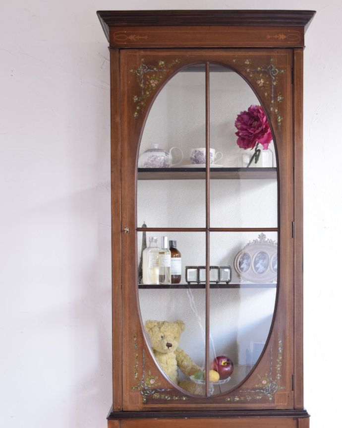 アンティークのキャビネット アンティーク家具 リボンやお花がデザインされたアンティークの英国家具、ガラスキャビネット(飾り棚。リビングや寝室、玄関などで試してみてください。(k-1560-f)