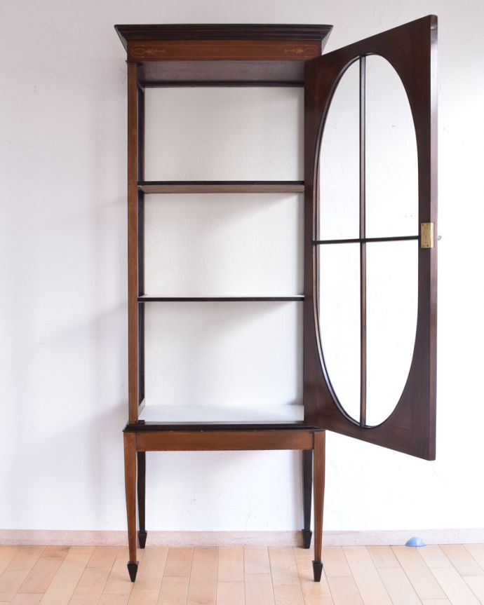 アンティークのキャビネット アンティーク家具 リボンやお花がデザインされたアンティークの英国家具、ガラスキャビネット(飾り棚。お客様用のコーヒーカップや引き出物の大切な食器などを飾りながら収納してみましょう。(k-1560-f)