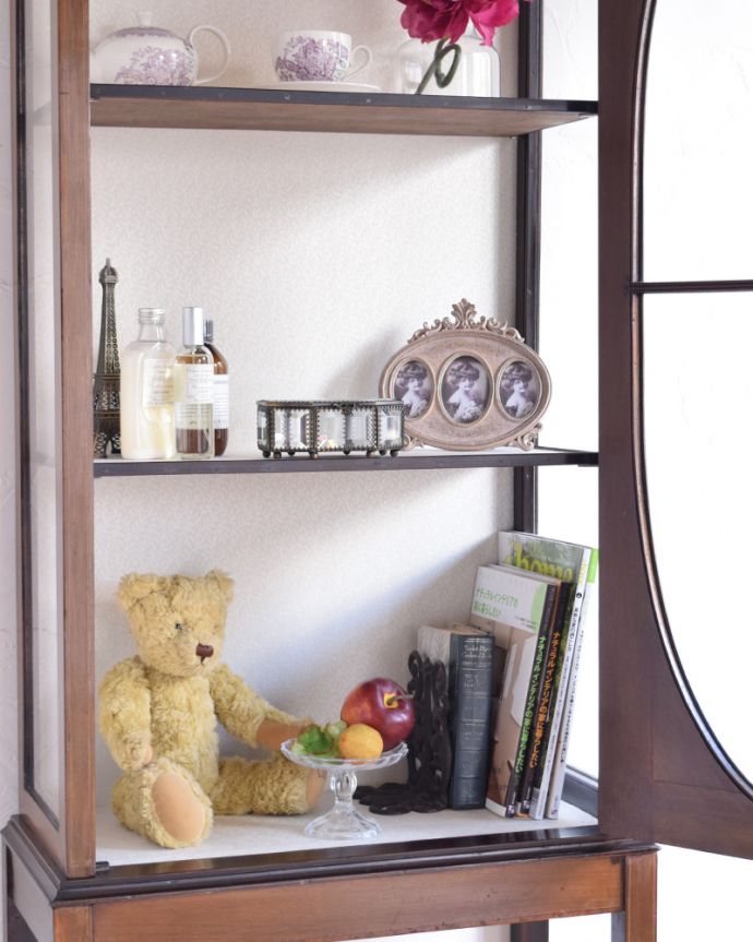 アンティークのキャビネット アンティーク家具 リボンやお花がデザインされたアンティークの英国家具、ガラスキャビネット(飾り棚。雑誌や本を収納できます。(k-1560-f)