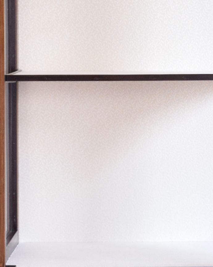 アンティークのキャビネット アンティーク家具 リボンやお花がデザインされたアンティークの英国家具、ガラスキャビネット(飾り棚。柄物の食器やお気に入りのアイテムが引き立つような生地になっています。(k-1560-f)