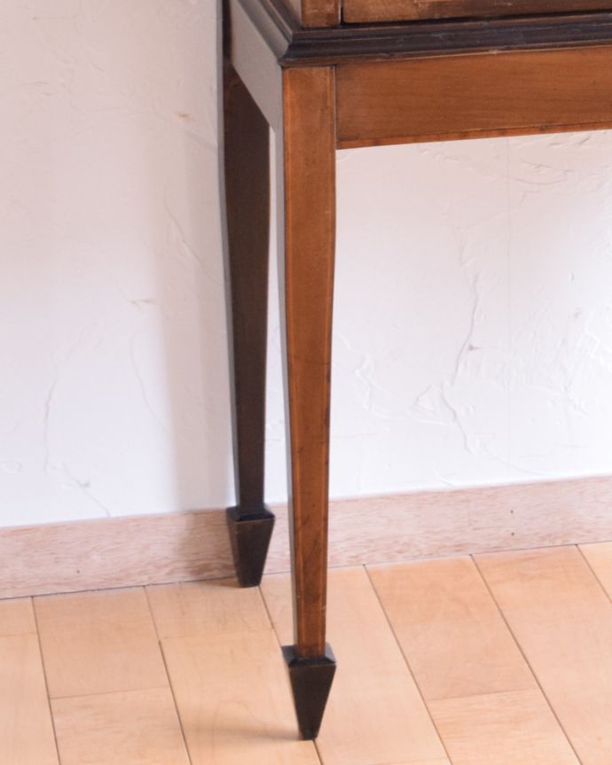 アンティークのキャビネット アンティーク家具 リボンやお花がデザインされたアンティークの英国家具、ガラスキャビネット(飾り棚。きちんと支えます。(k-1560-f)