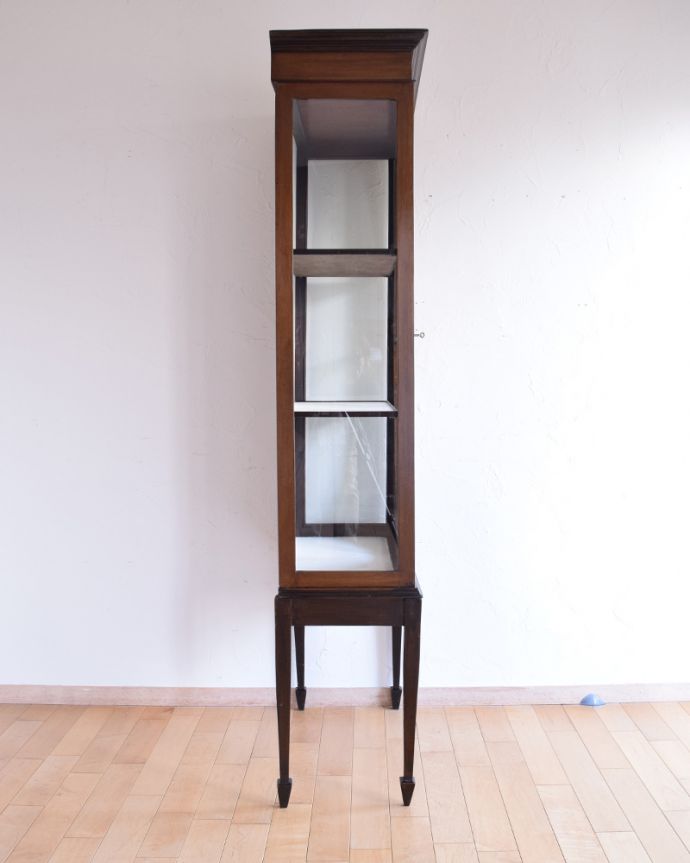 アンティークのキャビネット アンティーク家具 リボンやお花がデザインされたアンティークの英国家具、ガラスキャビネット(飾り棚。サイドもガラス貼りが涼しげでスッキリしています。(k-1560-f)