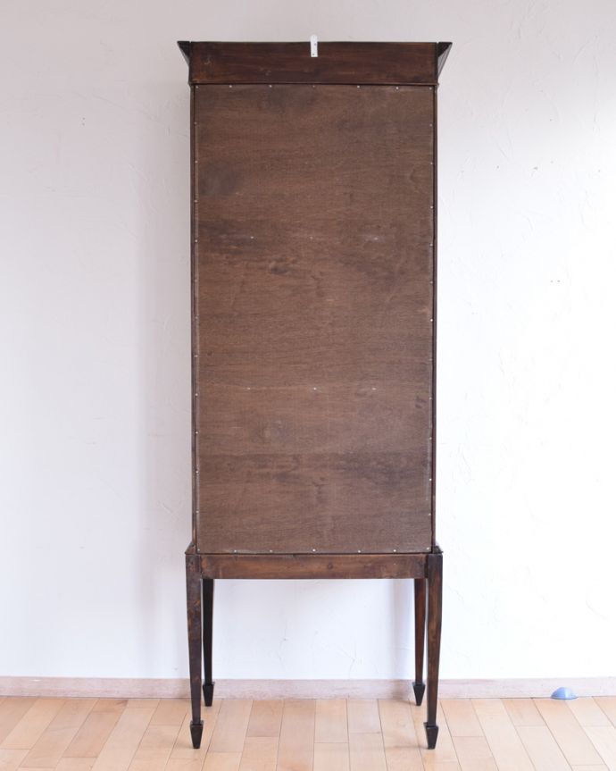 アンティークのキャビネット アンティーク家具 リボンやお花がデザインされたアンティークの英国家具、ガラスキャビネット(飾り棚。※アンティークは新品ではないので、もちろん経年変化によるキズはありますが、専門の職人が目立たないようキレイにお直しをしているので、後姿までキレイです。(k-1560-f)