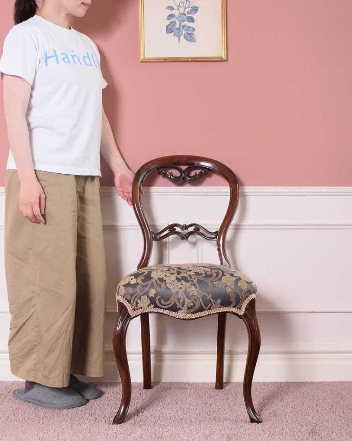 アンティークのバルーンバックチェア