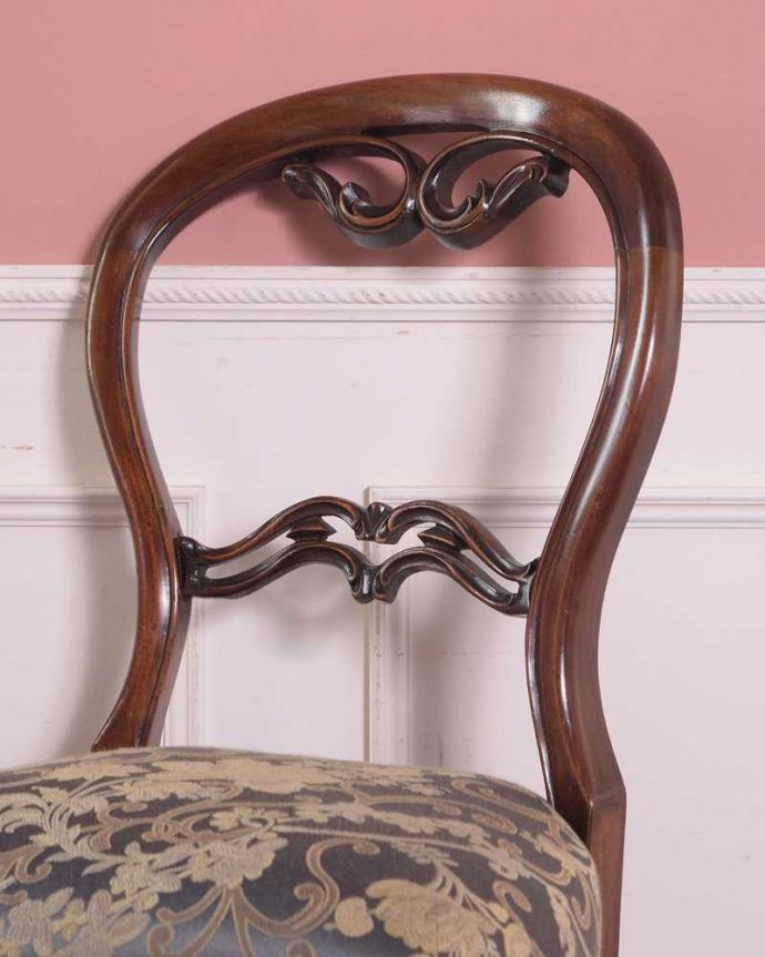 背もたれが美しいアンティークの椅子