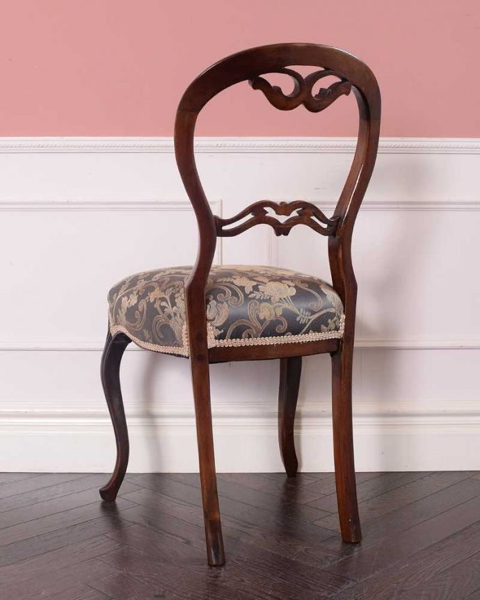 アンティークのサロンチェアの後ろ姿