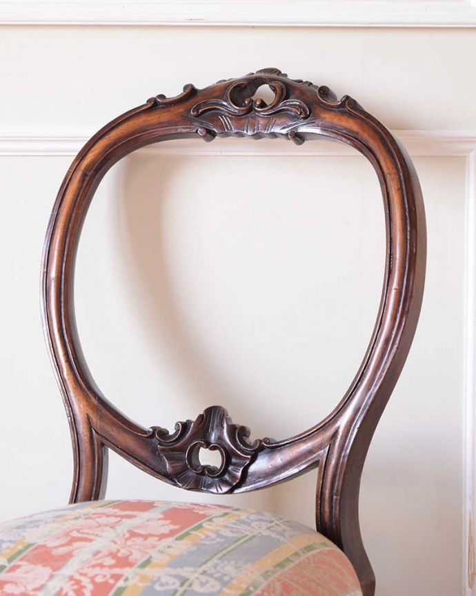 背もたれが美しいアンティークの椅子