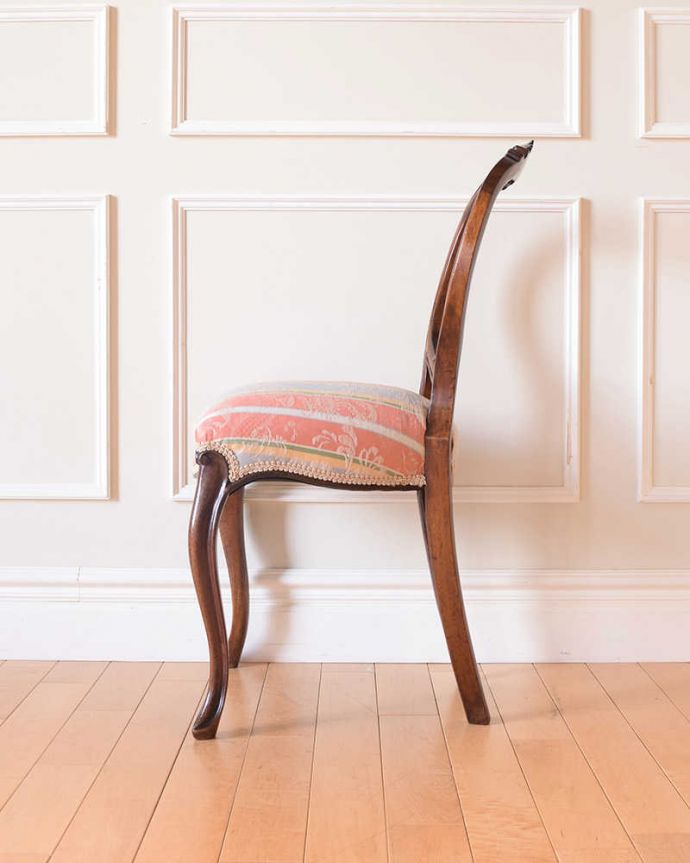 アンティークの椅子の側面