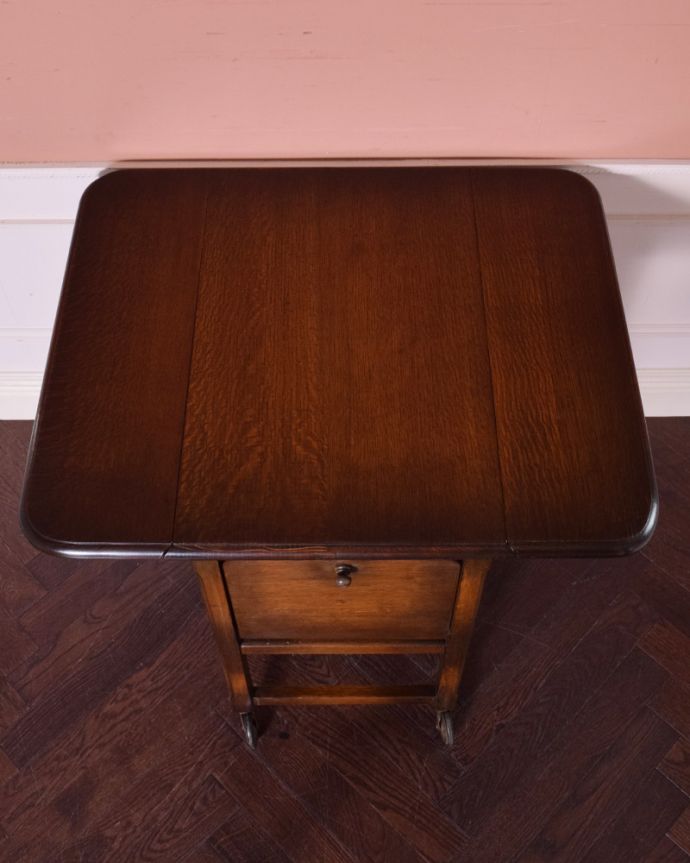 アンティークのワゴン・トローリー　アンティーク家具　伸張式天板が付いた、機能的な英国のアンティークトローリー（ワゴン）。天板もキレイに仕上げました。(k-1562-f)