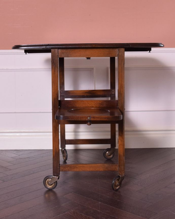アンティークのワゴン・トローリー　アンティーク家具　伸張式天板が付いた、機能的な英国のアンティークトローリー（ワゴン）。最大でこのように広く使えるようになります。(k-1562-f)