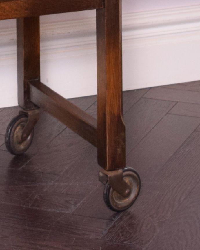 アンティークのワゴン・トローリー　アンティーク家具　伸張式天板が付いた、機能的な英国のアンティークトローリー（ワゴン）。きちんと調整したので、新しいものと比べるとスムーズではありませんが、ちゃんと動きます。(k-1562-f)