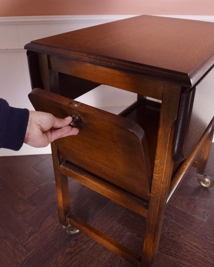 アンティークのワゴン・トローリー　アンティーク家具　伸張式天板が付いた、機能的な英国のアンティークトローリー（ワゴン）。横の棚はマグネットで留まっています。(k-1562-f)