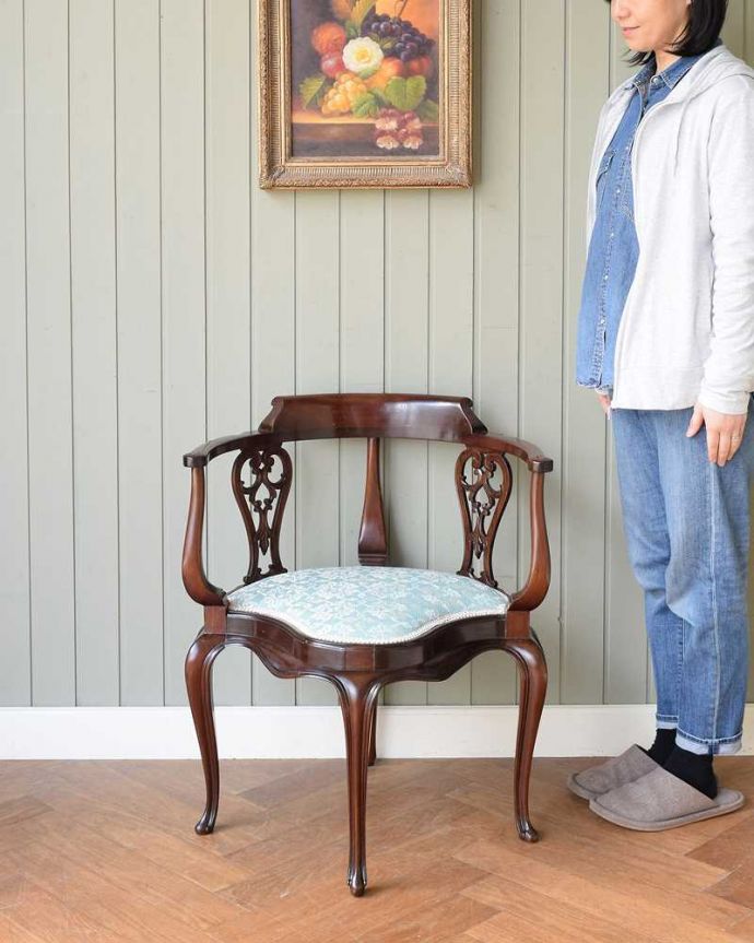 サロンチェア アンティーク チェア お部屋の角で使えるコーナーチェア、透かし彫りが豪華な英国アンティークアームチェア。「見る」だけで幸せになるアンティークの椅子最高級のアンティークチェアは、座って使う楽しみ以外に目で見て楽しめます。(k-1563-c)