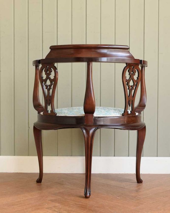 サロンチェア アンティーク チェア お部屋の角で使えるコーナーチェア、透かし彫りが豪華な英国アンティークアームチェア。しっかり修復したので、後ろ姿にも自信がありますいろんな修復方法がありますが、Handleでは専門の職人が一度、全てをバラしてから丁寧に組み上げているのでクオリティが違います。(k-1563-c)