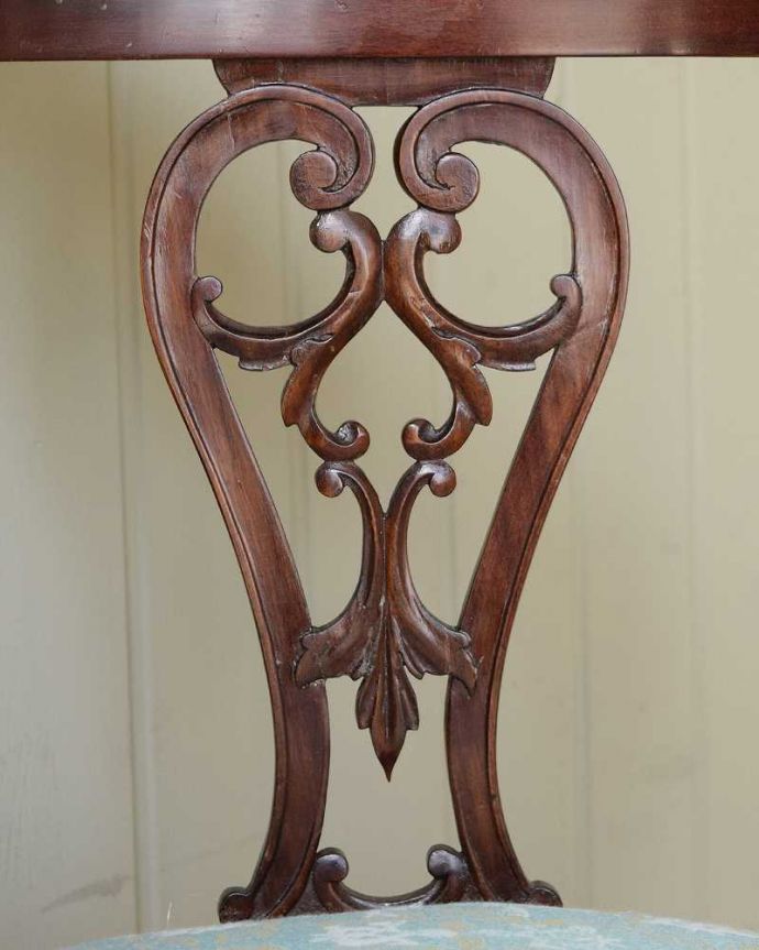 サロンチェア アンティーク チェア お部屋の角で使えるコーナーチェア、透かし彫りが豪華な英国アンティークアームチェア。うっとりするほど細かい細工まだ機械の発達していない時代に、手作業で作られた細かい細工。(k-1563-c)