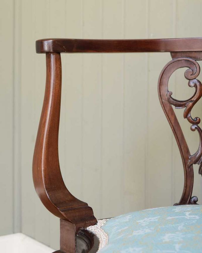 サロンチェア アンティーク チェア お部屋の角で使えるコーナーチェア、透かし彫りが豪華な英国アンティークアームチェア。アーム部分にも注目肘を掛けておけるアームチェアは座ったときにやっぱりラク。(k-1563-c)