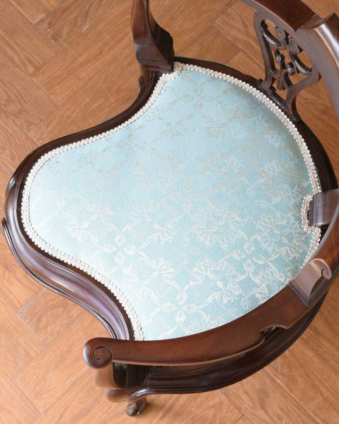 サロンチェア アンティーク チェア お部屋の角で使えるコーナーチェア、透かし彫りが豪華な英国アンティークアームチェア。座面を上から見るとこんな感じ座面は布貼りなので、長時間座っても疲れません。(k-1563-c)