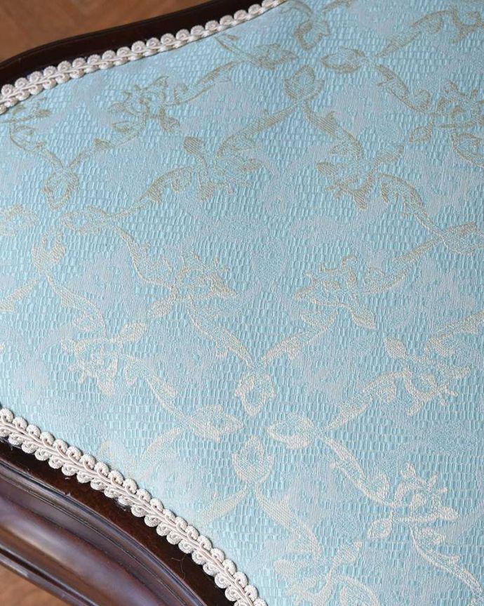 サロンチェア アンティーク チェア お部屋の角で使えるコーナーチェア、透かし彫りが豪華な英国アンティークアームチェア。生地のセレクトにもこだわりました優雅なアンティークチェアの雰囲気をそのままに、一番似合う貼り座をじっくり選びました。(k-1563-c)