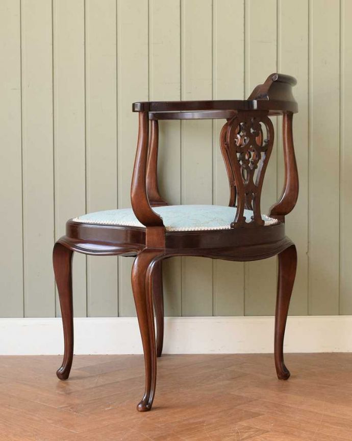 サロンチェア アンティーク チェア お部屋の角で使えるコーナーチェア、透かし彫りが豪華な英国アンティークアームチェア。横から見ても優雅な立ち姿もちろん、横から見た姿も優雅で美しいんです。(k-1563-c)