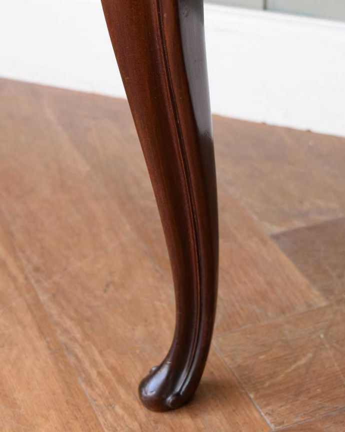 サロンチェア アンティーク チェア お部屋の角で使えるコーナーチェア、透かし彫りが豪華な英国アンティークアームチェア。床を滑らせて移動出来ますHandleではアンティークチェアの脚の裏にフェルトキーパーをお付けしています。(k-1563-c)