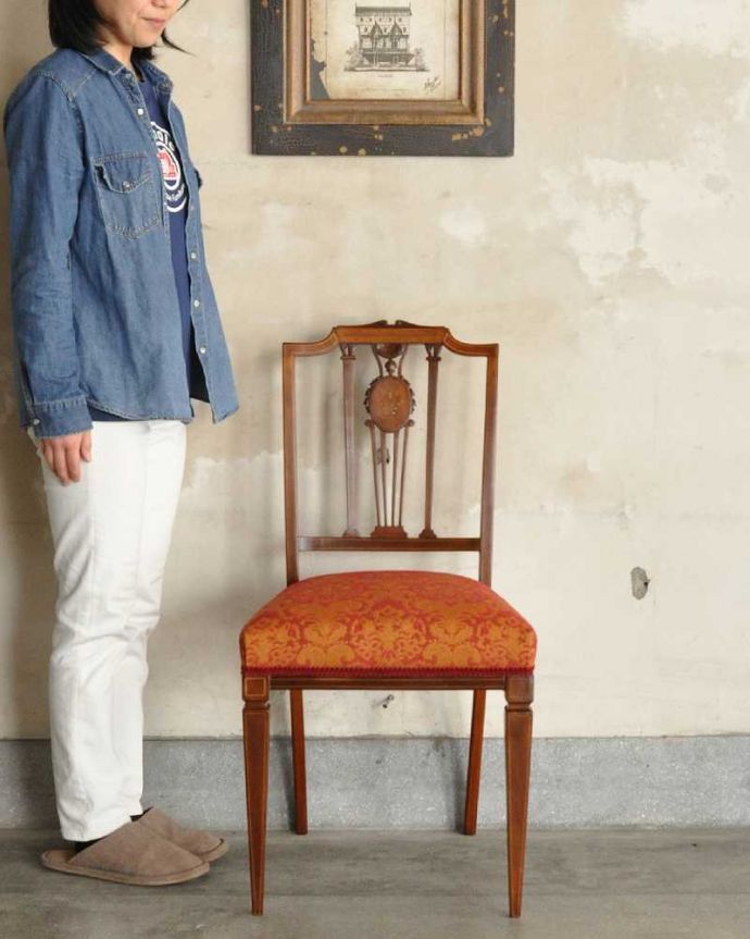 サロンチェア　アンティーク チェア　象嵌が入った貴重なアンティーク、高級感漂う美しいインレイドチェア。「見る」だけで幸せになるアンティークの椅子最高級のアンティークチェアは、座って使う楽しみ以外に目で見て楽しめます。(k-1564-c)