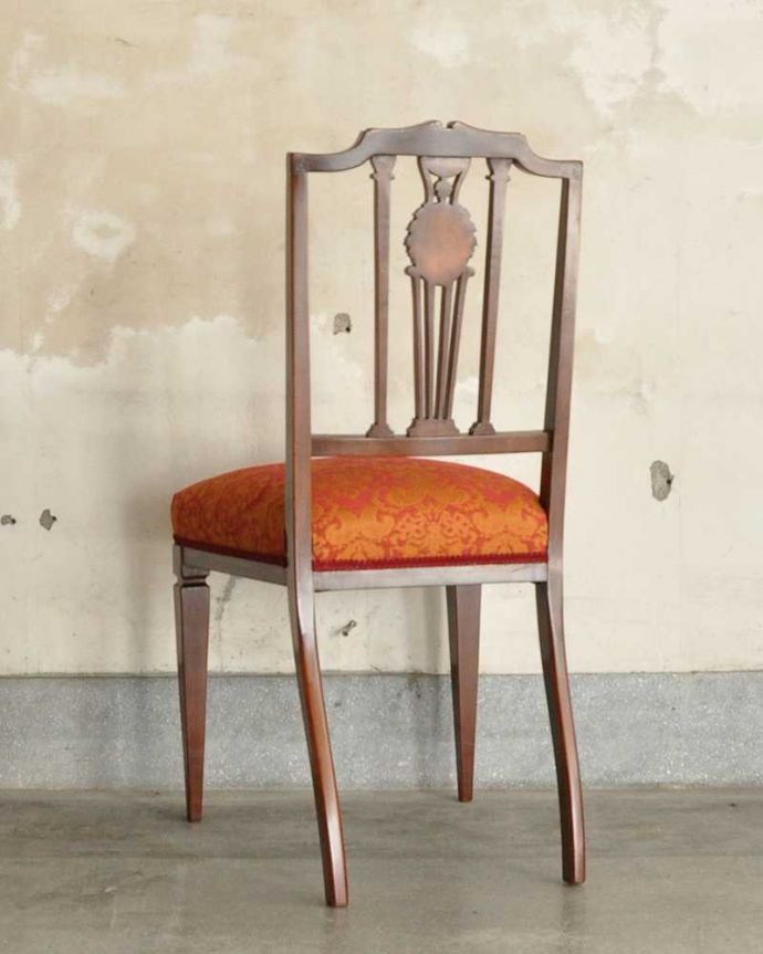 サロンチェア　アンティーク チェア　象嵌が入った貴重なアンティーク、高級感漂う美しいインレイドチェア。後ろ姿も上品です並べた時に後ろから見ることも多い椅子。(k-1564-c)