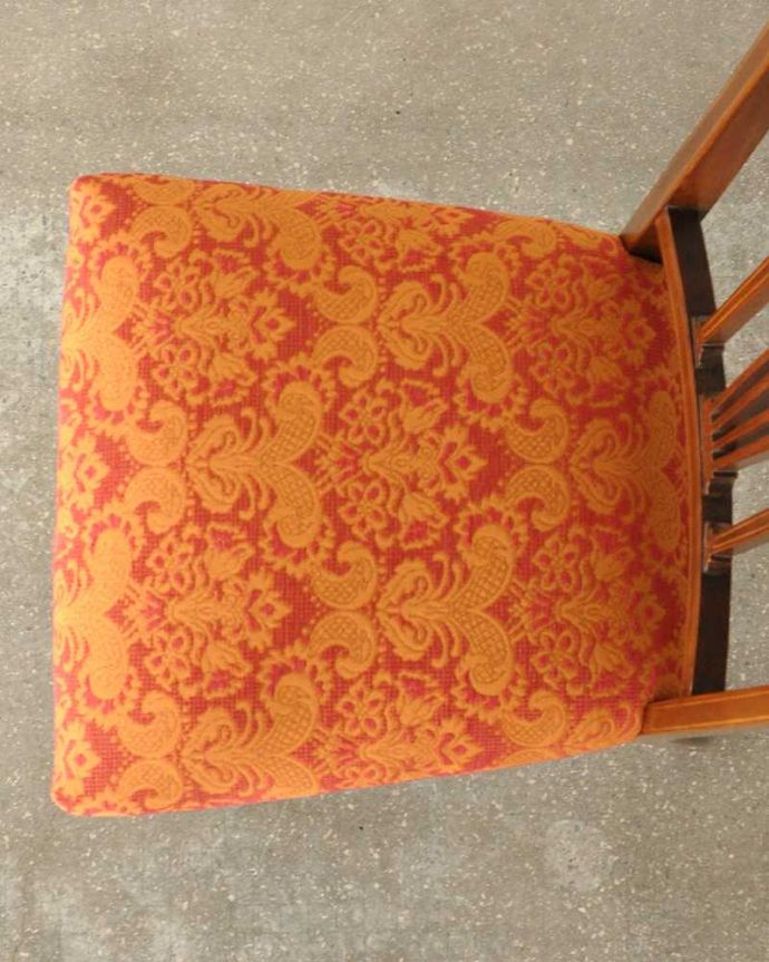 サロンチェア　アンティーク チェア　象嵌が入った貴重なアンティーク、高級感漂う美しいインレイドチェア。座面を上から見るとこんな感じ座面は布貼りなので、長時間座っても疲れません。(k-1564-c)