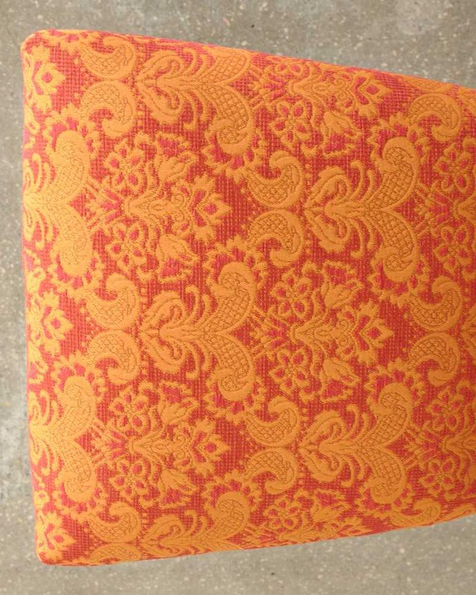 サロンチェア　アンティーク チェア　象嵌が入った貴重なアンティーク、高級感漂う美しいインレイドチェア。生地のセレクトにもこだわりました優雅なアンティークチェアの雰囲気をそのままに、一番似合う貼り座をじっくり選びました。(k-1564-c)