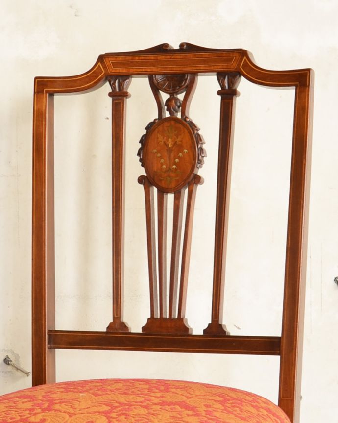 サロンチェア　アンティーク チェア　象嵌が入った貴重なアンティーク、高級感漂う美しいインレイドチェア。美しさの極みを堪能して下さい高級材で描かれた美しく柔らかなフォルム。(k-1564-c)