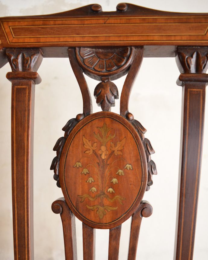 サロンチェア　アンティーク チェア　象嵌が入った貴重なアンティーク、高級感漂う美しいインレイドチェア。華やかな象嵌の模様木を組み合わせることで作る象嵌で描かれた模様。(k-1564-c)