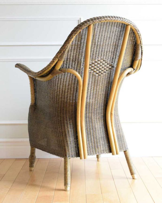 ロイドルーム アンティーク チェア アンティークのロイドルームチェア、編み目模様も素敵なリビングチェア。後ろ姿にも自信があります!アンティークは新品ではないので経年変化によるキズはありますが、専門の職人が目立たないようキレイにお直しをしているので、後姿までキレイです。(k-1565-c)