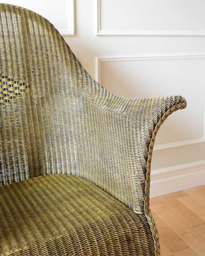 ロイドルーム アンティーク チェア アンティークのロイドルームチェア、編み目模様も素敵なリビングチェア。アーム部分にも注目肘を掛けておけるアームチェアは座ったときにやっぱりラク。(k-1565-c)