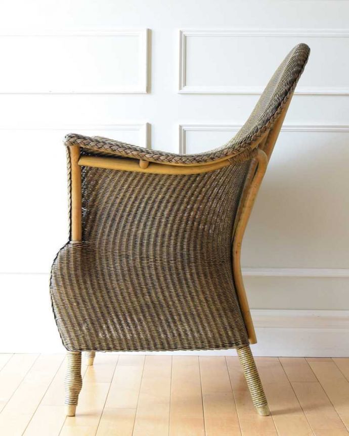 ロイドルーム アンティーク チェア アンティークのロイドルームチェア、編み目模様も素敵なリビングチェア。横から見るとこんな感じです背もたれがゆるやかにカーブしているので、深く腰掛けるとよりリラックスできます。(k-1565-c)