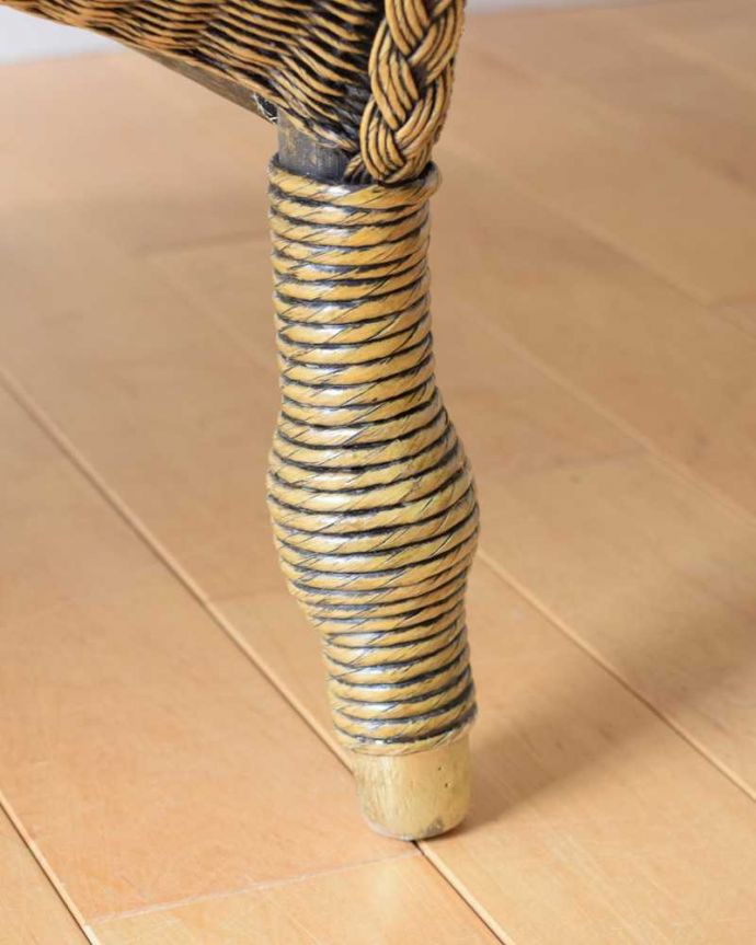 ロイドルーム アンティーク チェア アンティークのロイドルームチェア、編み目模様も素敵なリビングチェア。床を滑らせて移動出来ますHandleではアンティークチェアの脚の裏にフェルトキーパーをお付けしています。(k-1565-c)