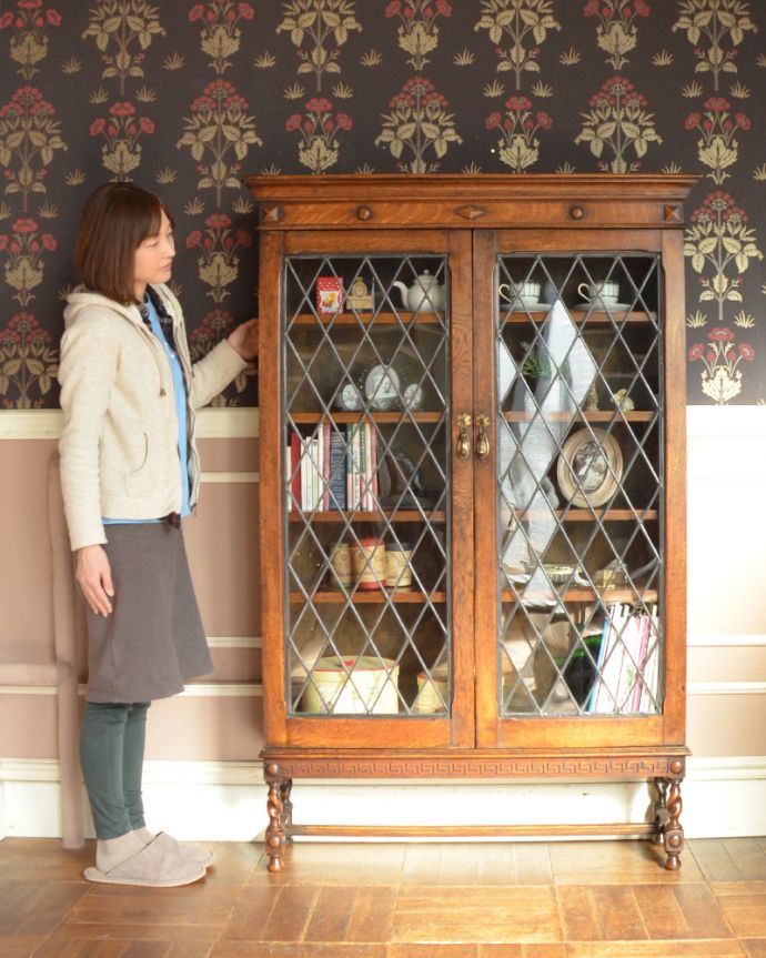 アンティークのキャビネット アンティーク家具 英国紳士たちが愛したかっこいいアンティーク家具、イギリス輸入のブックケース(本棚)。こんなキレイなキャビネットがあったら、開くだけで楽しい気持ちになります。(k-1565-f)
