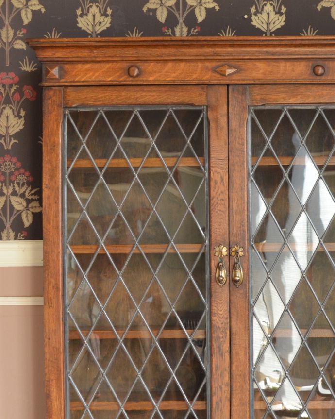 アンティークのキャビネット アンティーク家具 英国紳士たちが愛したかっこいいアンティーク家具、イギリス輸入のブックケース(本棚)。アンティークのガラスがキレイにはめ込んであります。(k-1565-f)