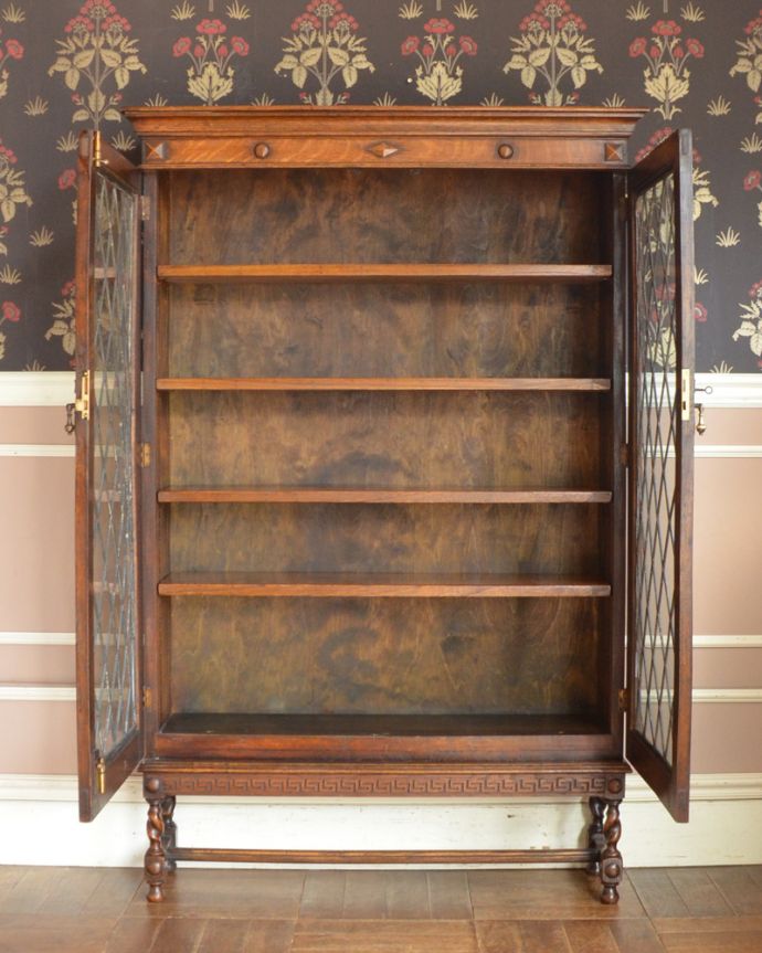 アンティークのキャビネット アンティーク家具 英国紳士たちが愛したかっこいいアンティーク家具、イギリス輸入のブックケース(本棚)。食器や写真立て、本やDVDなどなど、たくさん飾ればディスプレイの幅が広がります!ガラスが大きいので、中に飾ったものがいい感じに見えてオシャレになります。(k-1565-f)